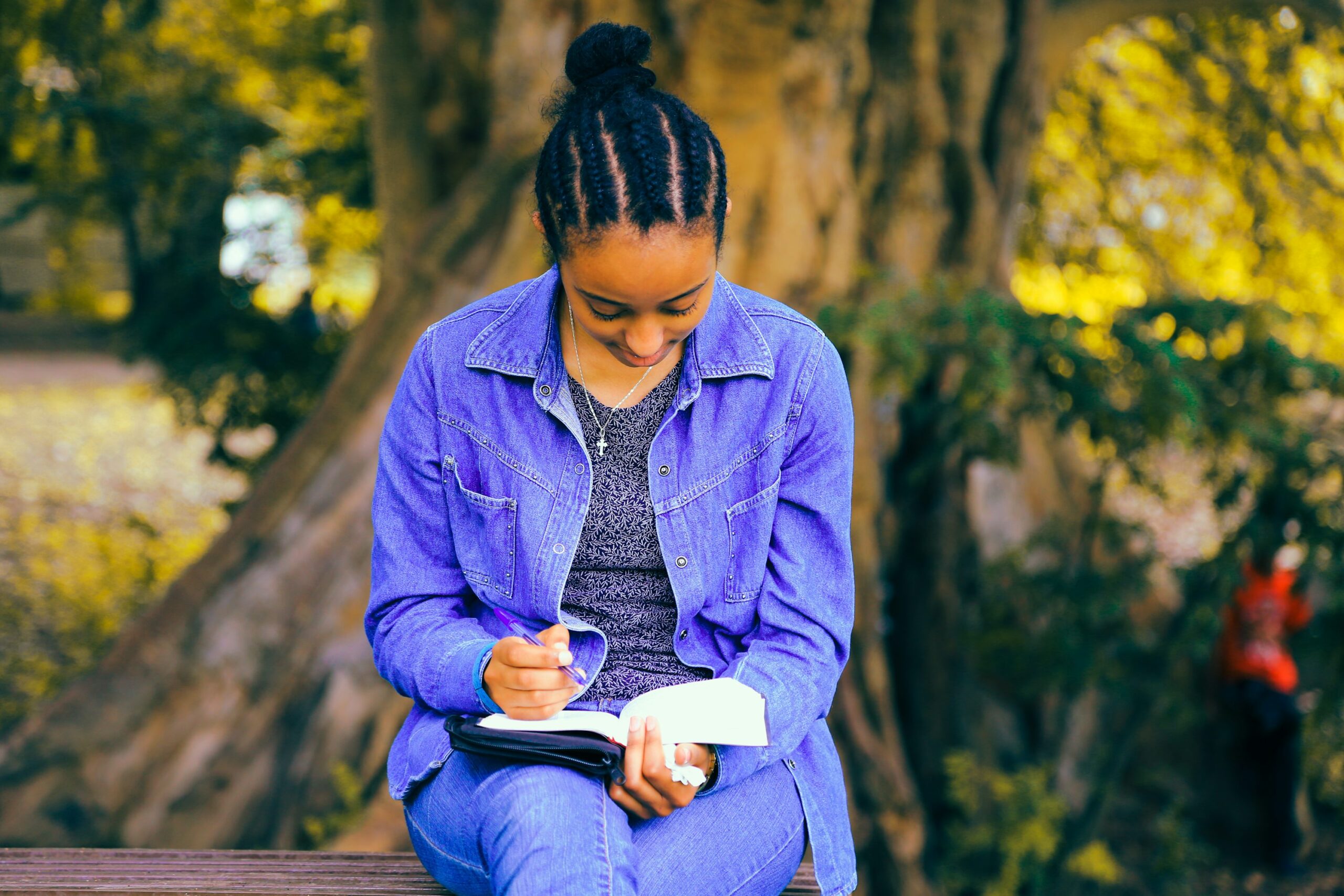 photo 1516182823370 7a5fa91445c3 - Magvilla selective focus photography of woman reading book while sitting at bench